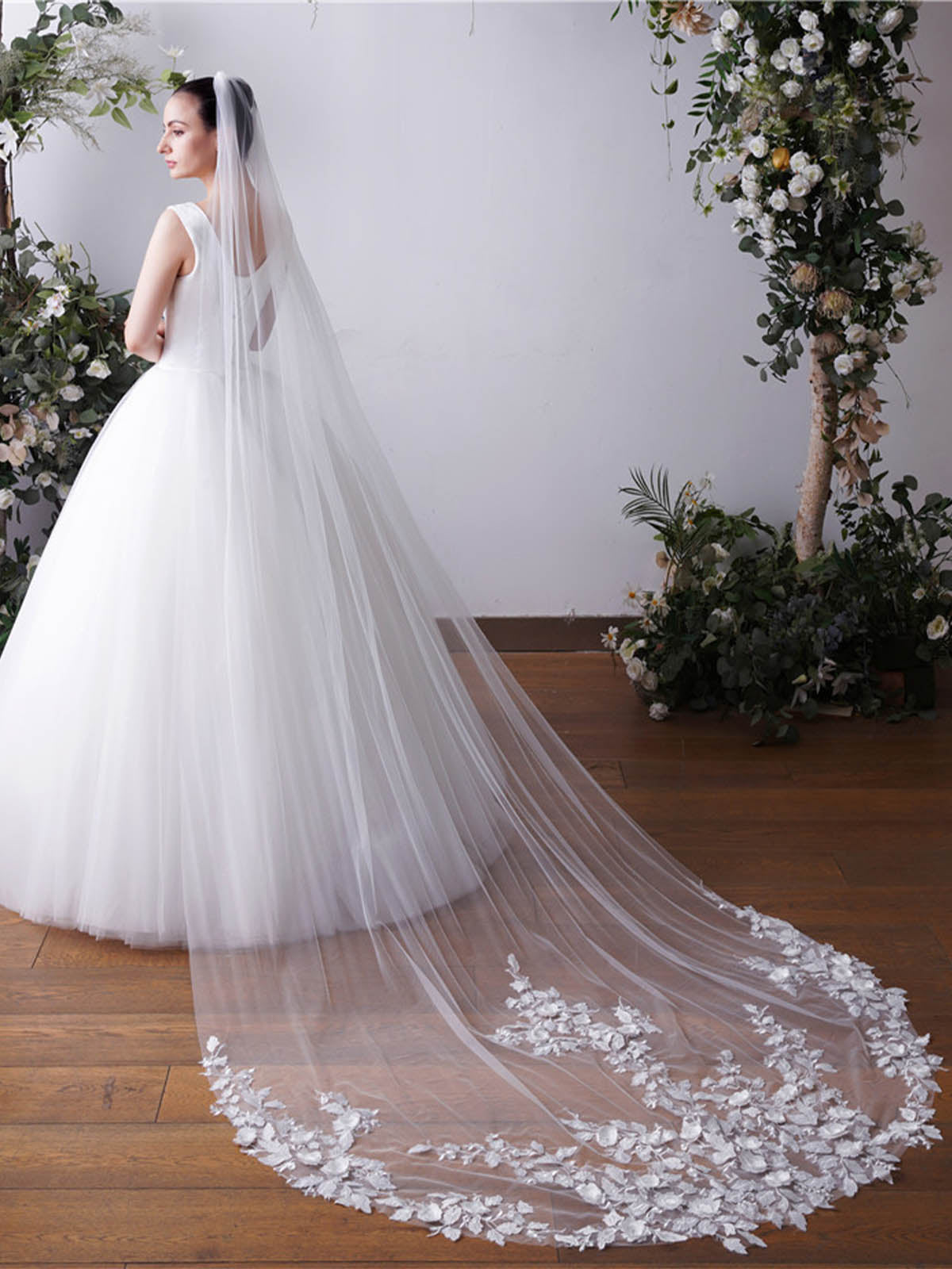 Voile De Chapelle Long Satin Rêveur À Une Couche Avec Fleurs En Relief