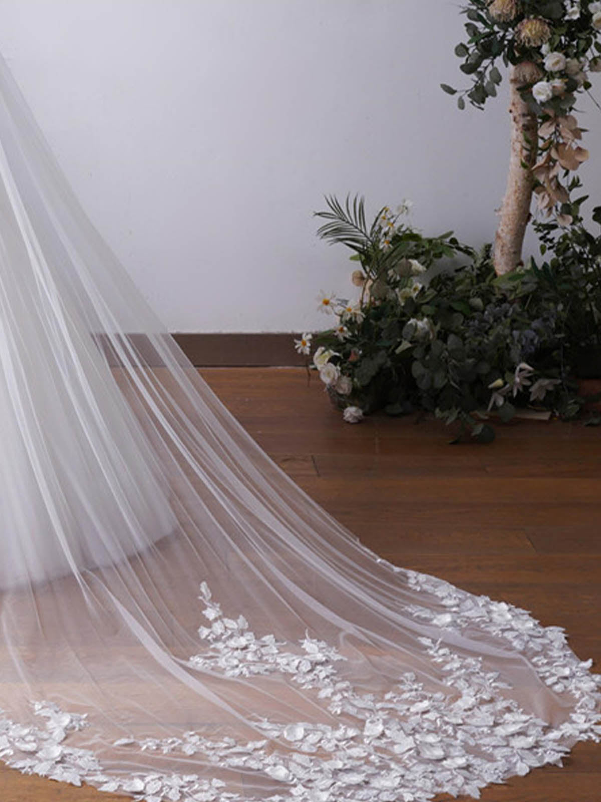 Voile De Chapelle Long Satin Rêveur À Une Couche Avec Fleurs En Relief