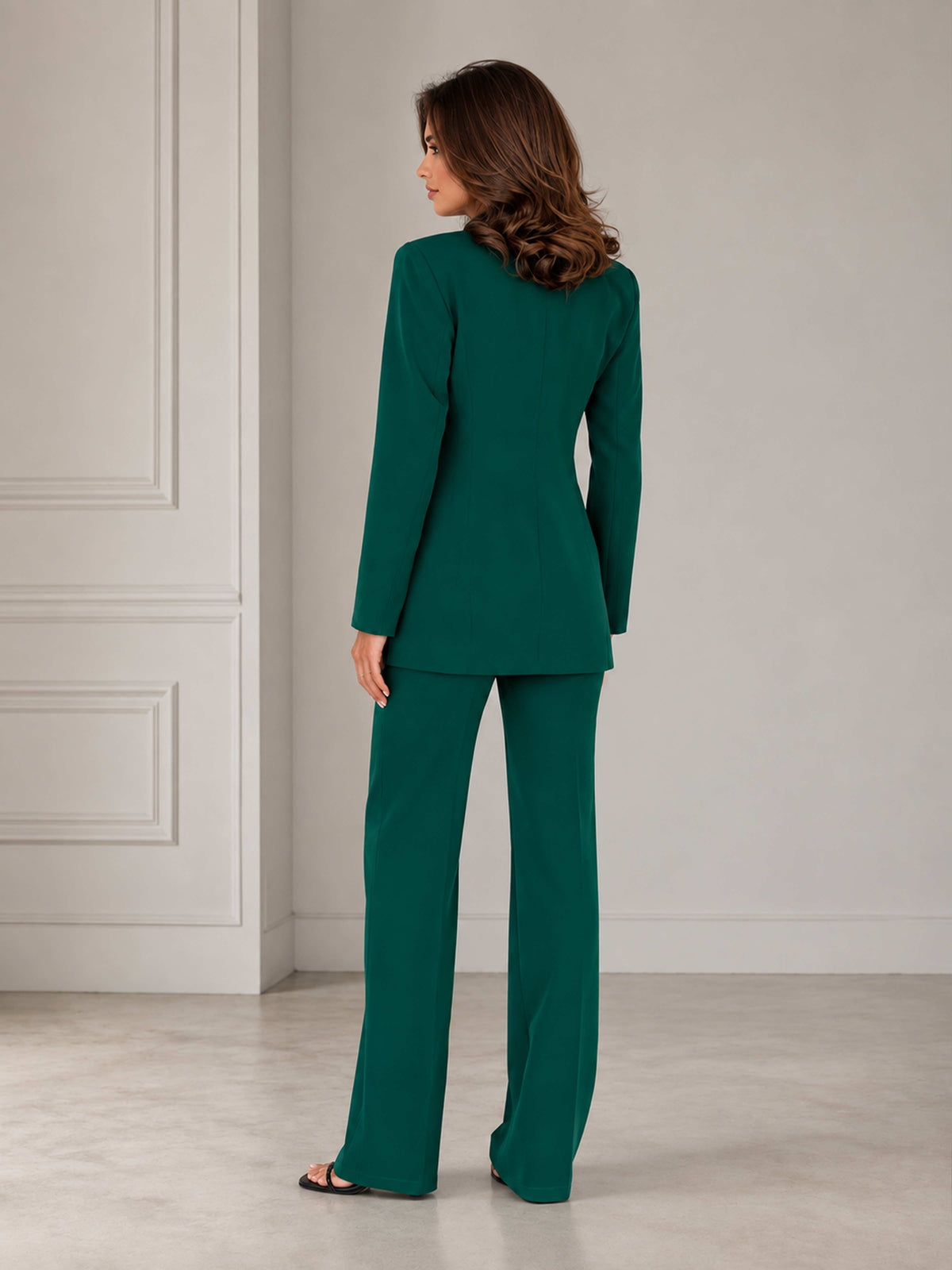 Costume Femme 3 Pièces À Sophistiquée Coupe Cintrée Avec Col V Gilet