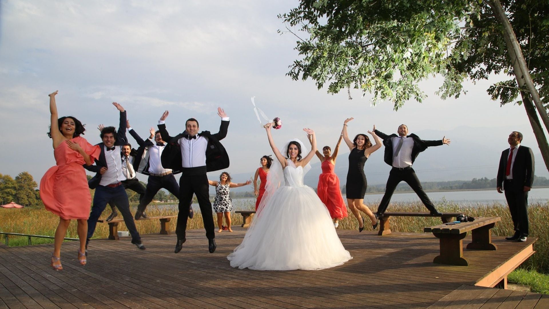 Comment le marié peut-il se démarquer des témoins lors d’un mariage en 2025